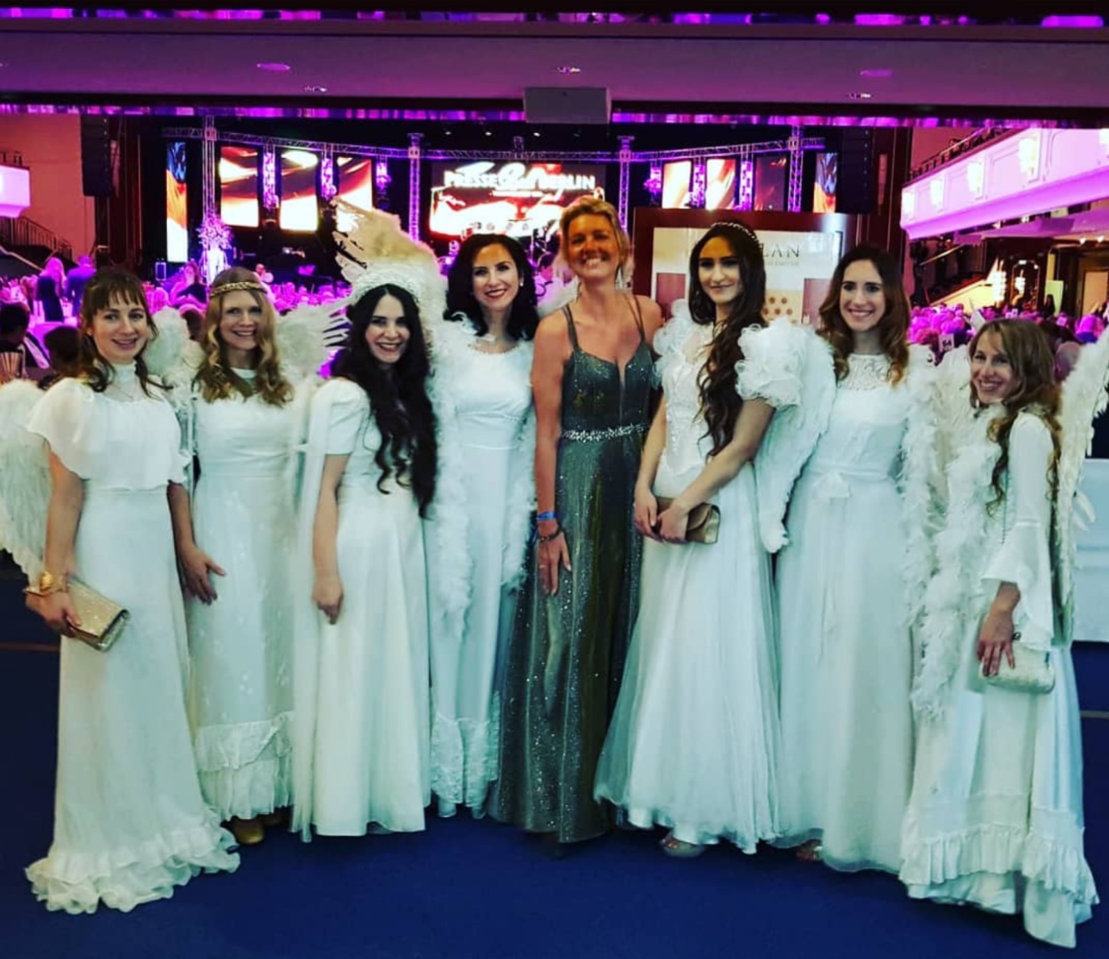 Sechs Engel von Angelas Engel-Agentur beim Berliner Presseball 2019